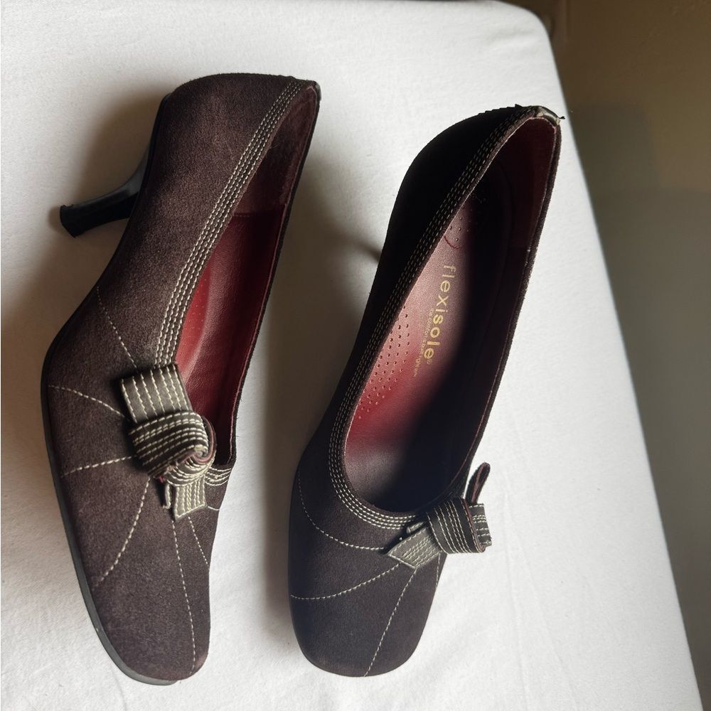 Y2K Rare Flexisole Pumps with a Bow Tie accent and a kitten heel style. size 7